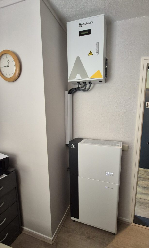 Alpha ESS thuisbatterij met de noodstroomkast erboven