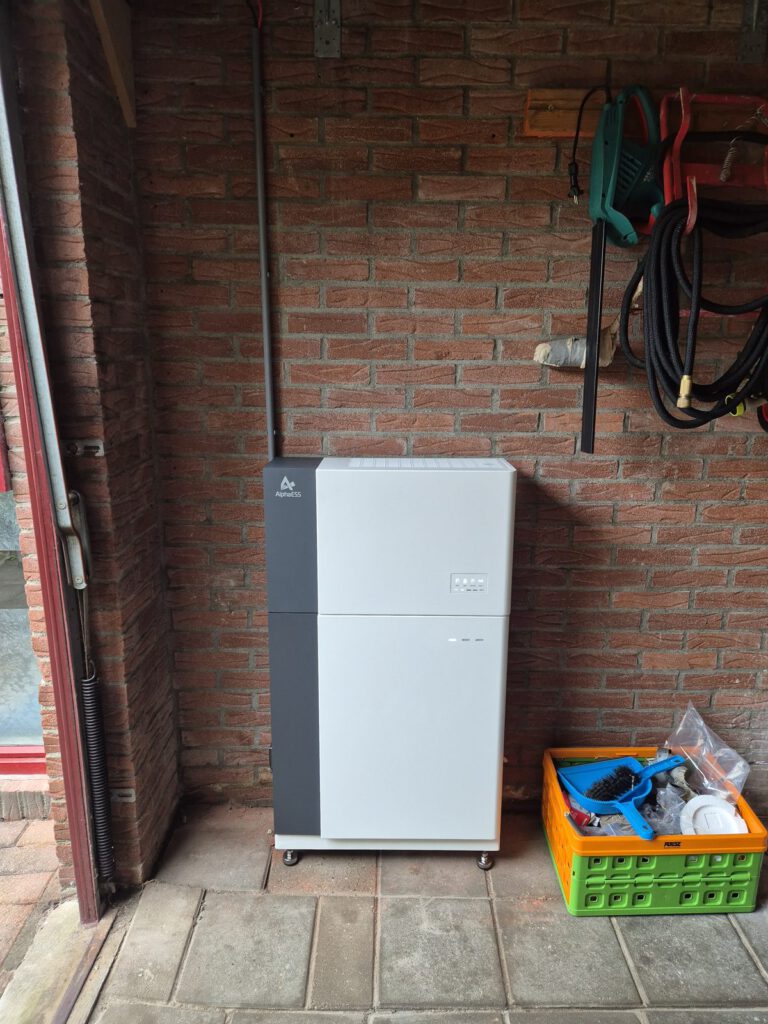 Alpha ESS thuisbatterij in een garage, met de kabels in een buis omhoog weggewerkt