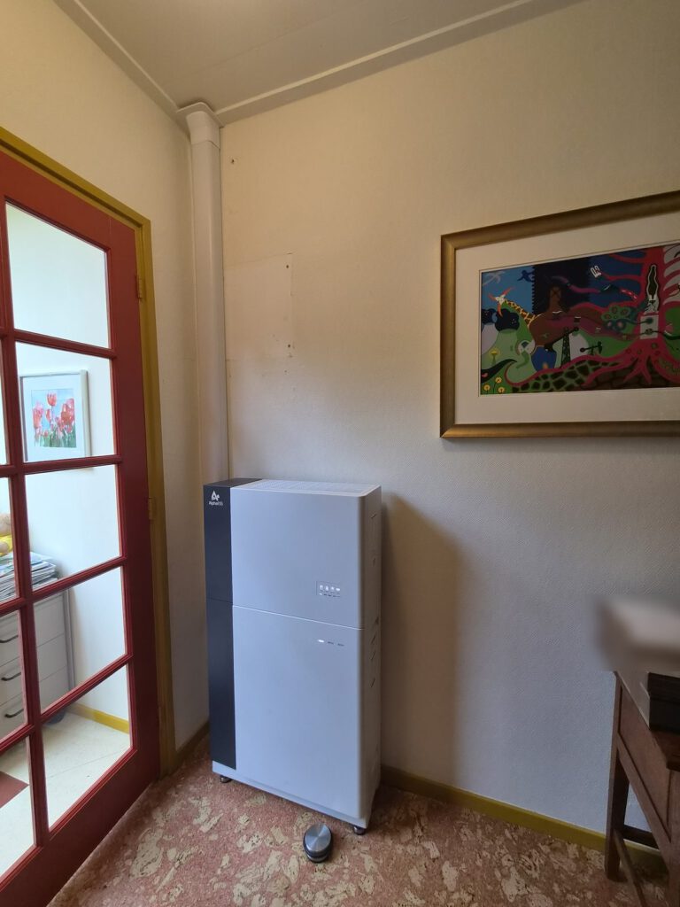 Alpha ESS thuisbatterij van 9,3 kWh binnen, met de kabels in een witte kabelgoot
