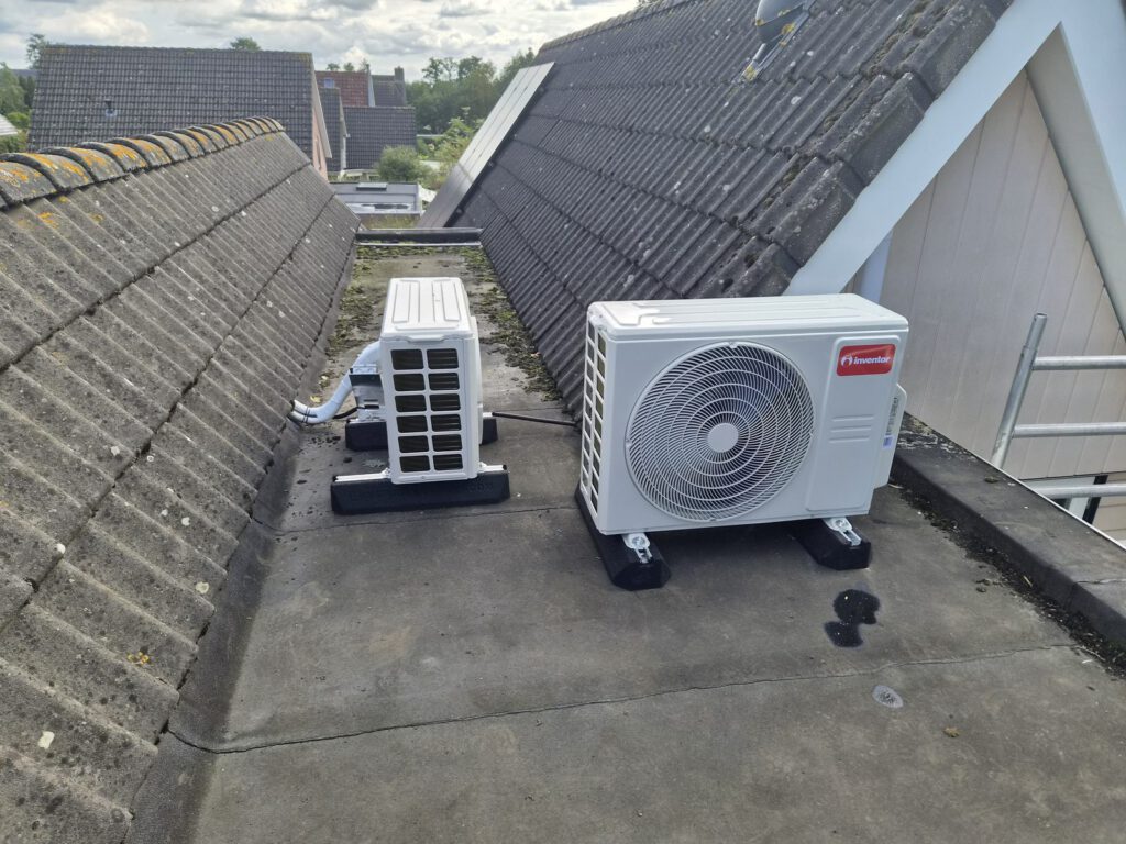 Airco-buitenunits van Inventor op een plat dakdeel