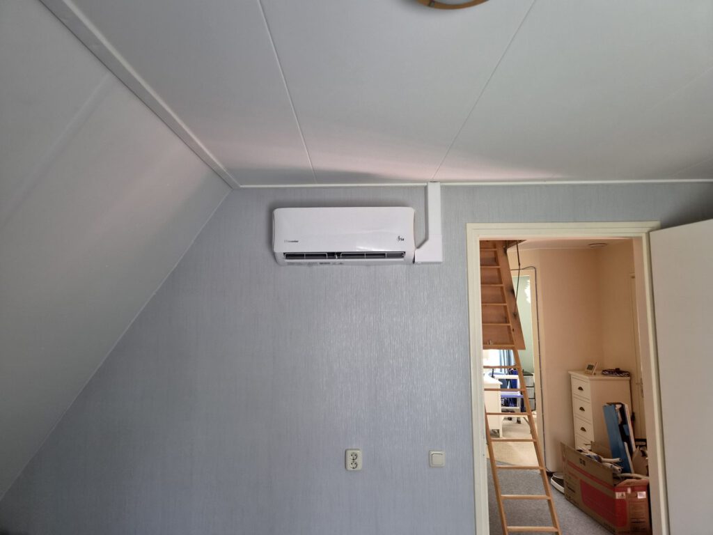 Inventor Aria airco-binnenunit met een witte kabelgoot