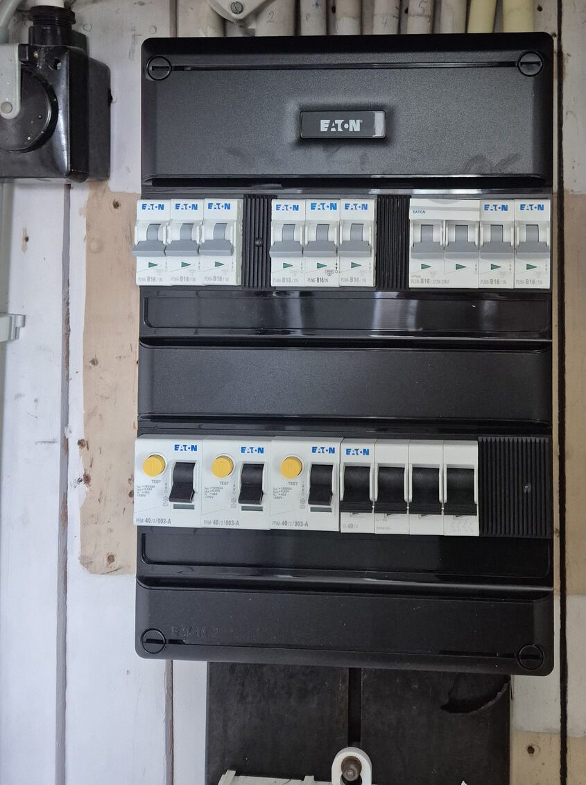 Nieuwe Eaton-groepenkast met aardlekschakelaars en automaten